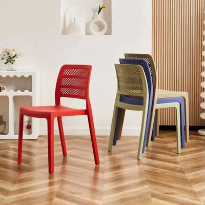 kaufen Spezifischer Esszessel Einfacher Stil Stapelung PP Kunststoffstuhl OEM Farben 55*46*45*86cm für Esszimmer Online-Herstellung