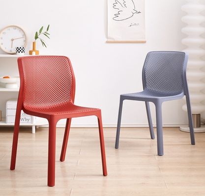 Graue Kunststoffstapelbare Esszimmerstühle für den Außenbereich PP-Kunststoff Rattan-Esszimmerstühle