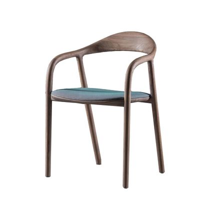 Esstühle aus Massivholz aus Asche Esstühle aus dunklem Holz mit Kissen aus Leder
